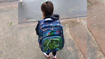 Menina pede mochila do hulk e mãe desabafa após “olhar julgador” na escola Menina mochila do hulk - Reprodução arquivo pessoal