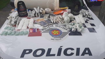 Drogas, munições e celulares apreendidos pelos policiais PM prende casal com mais de 2,5 mil porções de drogas em Caraguatatuba (SP) drogas sob capô de viatura - Foto: Divulgação Polícia Militar
