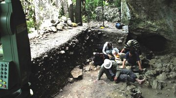 Arqueólogos em sítio localizado ao sul da França “Primeiro dente” da Europa é encontrado na França Pesquisadores em sítio arquológico localizado no sul da França - Ludovic Slimac
