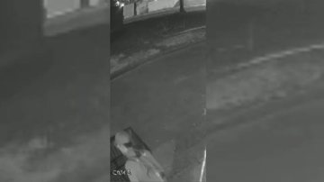 Homem furtou a lixeira no período noturno por volta das 22h30 Furto de lixeira Homem furtando lixeira de rua - Reprodução