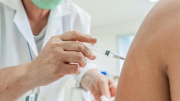 Campanha será realizada em cerca de 3,2 mil postos de saúde em todo o estado “Dia D” da vacinação contra sarampo e gripe acontece no sábado (30) Pessoa recebendo vacina no braço - Reprodução