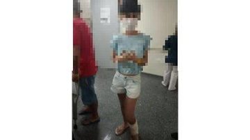Jovem tem 14 anos e estava em atividade ao ar livre em Caieiras (SP); mãe ressalta que a filha chegou a pedir para morrer devido a forte dor Jovem com leishmaniose Jovem de pé com máscara de proteção branca - Reprodução