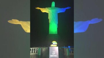 Cristo ficou com as cores do Brasil e o capacete do ídolo aos pés Cristo Redentor se ilumina com as cores do Brasil em homenagem a Ayrton Senna Cristo Redentor iluminado em verde, amarelo e azul e o capacete de Ayrton Senna aos seus pés - Reprodução/Instituto Ayrton Senna