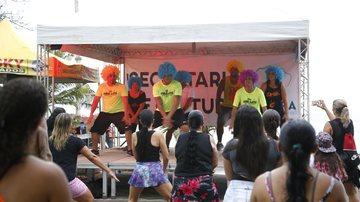 O "Dnaçando na Praça" promete muita diversão para o Dia dos Namorados na praia de Pitangueiras Dia dos Namorados terá evento com muita dança em Guarujá Evento "Dançando na Praça", com pessoas dançando em frente a um palco com professores de dança - Helder Lima/Prefeitura de Guarujá