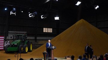 Joe Biden discursou ao lado de uma enorme pilha de grãos de milho Pássaro defeca em Joe Biden durante discurso | VÍDEO Joe Biden discursa ao lado de uma enorme pilha de grãos de milho - Mandel Ngan/AFP