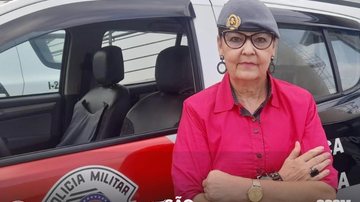 Zenilda teve seu sonho realizado no dia do seu aniversário de 65 anos; PM a parabenizou pela data comemorativa Idosa de PM Idosa com boina e uniforme de PM em frente a um veículo da Polícia Militar - Divulgação/PM