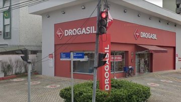 Caso foi registrado na delegacia da cidade e indivíduos permanecem foragidos Drogasil em Santos Fachada da farmácia Drogasil em Santos - Divulgação