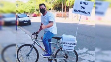 Kaká é vereador de Porto Alegre, no Rio Grande do Sul, desde 2021 Bike de emprego Homem em uma bicicleta com uma placa 'bike de emprego' - Divulgação