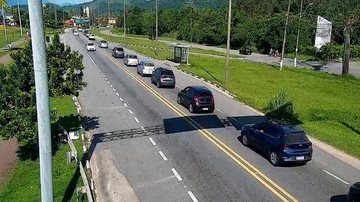 Congestionamento no km 92 da Rio-Santos Rio-Santos tem lentidão e pontos de congestionamento Rodovia com fila de carros - Imagem: DER-SP