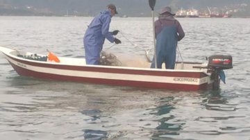 Pescadores foram abordados e não apresentaram as licenças. Eles foram autuados em R$ 4 mil Após pesca ilegal, homens são multados em R$ 4 mil em São Sebastião - Foto: Polícia Ambiental