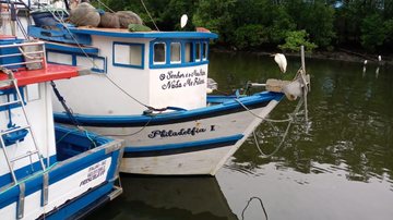 Autorização de pesca da embarcação estava vencida, infringindo a legislação pesqueira vigente - Divulgação/ Polícia Militar Ambiental