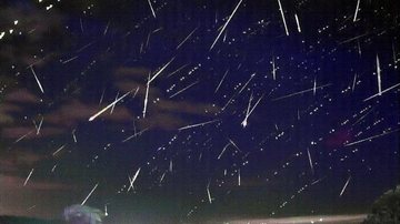 Essa é a primeira grande chuva de meteoros do ano; 300 fragmentos foram encontrados em SC Meteoros Chuva de meteoros no céu - Imagem Ilustrativa