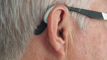 Senhor de 74 anos foi abordado por um homem em uma bicicleta e portando uma arma de fogo Idoso tem aparelho auditivo roubado na orla de Praia Grande Close em orelha de homem idoso branco usando óculos e aparelho auditivo - Imagem ilustrativa/Unsplash