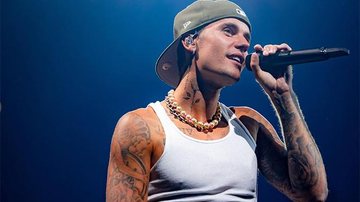 Cantor esteve no Brasil para apresentação no Rock in Rio no começo de setembro Justin Bieber Justin Bieber com tatuagens pelo corpo e microfone na mão - Reprodução
