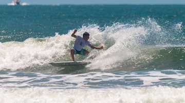 São 80 vagas voltadas a crianças e adolescentes entre 7 e 17 anos Bertioga abre 80 vagas para aulas de surf gratuitas Jovem surfando - Divulgação/Prefeitura de Bertioga