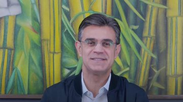 Rodrigo Garcia tem 48 anos e é do PSDB Rodrigo Garcia Homem sorrindo para a câmera, com traje social e óculos de grau - Divulgação
