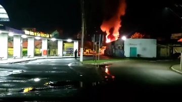 Incêndio atingiu uma loja no centro de São Sebastião Loja pega fogo no centro de São Sebastião loja pega fogo - Foto: Vanguarda Repórter