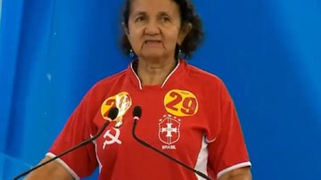 Loudes Melo compareceu ao debate na TV Cidade Verde na última terça-feira (16) Lourdes Melo Idosa com camiseta vermelha e cabelo preto - Divulgação