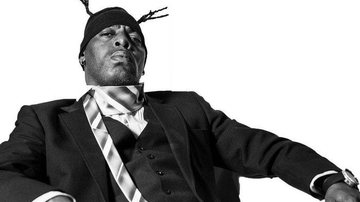 Rapper faleceu aos 59 na casa de um amigo em Los Angeles, Estados Unidos Rapper que faleceu Rapper em foto preto e branco com gravata e touca com hiena - Reprodução