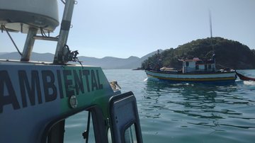 Embarcação apreendida neste domingo (3), em Ubatuba, SP Após pesca irregular em Ubatuba, Polícia Ambiental apreende 620 kg de tainha e aplica multa de R$ 134 mil barco no mar - Foto: Polícia Ambiental