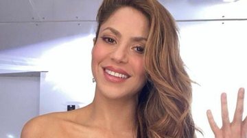 Data do julgamento ainda não foi decidida pelas autoridades; Cantora nega as acusações Shakira Cantora loira com sorriso e cabelo todo para o lado direito - Reprodução