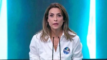 Soraya Thronicke é uma das candidatas à Presidência da República pelo partido 'União Brasil' Soraya Thronicke Mulher loira e branca com um microfone na frente em debate presidenciável - Reprodução