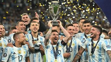 O último título da Argentina em Copas foi em 1986 Nada de hexa: fórmula matemática crava Argentina campeã da Copa do Mundo Seleção Argentina atual comemorando conquista de título, com Lionel Messi levantando a taça - Reprodução/Futebol na Veia
