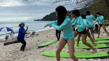 Projeto social Águas de Gaia teve início em Ubatuba, no mês de junho, quando atendeu cerca de 50 mulheres Ubatuba terá aulas gratuitas de surfe para mulheres no próximo sábado (17) Meninas tendo aulas de surfe em praia de São Sebastião - Instagram/Águas de Gaia