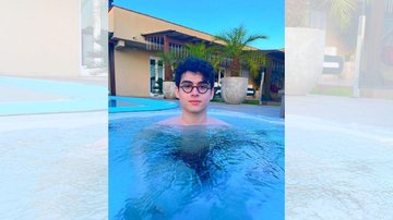Vitor Fadul, 27, é cantor, ator e já fez até truques de mágica vitor fadul Vitor Fadul com óculos de Harry Potter na piscina - Reprodução/Instagram