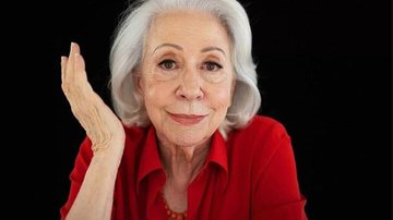 Fernanda Montenegro tem 93 anos e decidiu não continuar seu contrato com a emissora Fernanda Montenegro Mulher idosa com blusa vermelha - Divulgação