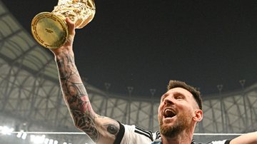 Lionel Messi, 35 anos, eleito o melhor jogador da Copa do Mundo de 2022, com a taça de campeão do Mundo nas mãos Lionel Messi Jogador branco de barba e cabelo castanhos segurando a taça da Copa do Mundo - Reprodução/afaseleccion