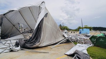 Tenda de eventos, no centro de Caraguá, ficou destruída após fortes ventos Ventos fortes de quase 80km/h causam estragos em Caraguatatuba tenda - Foto: PMC