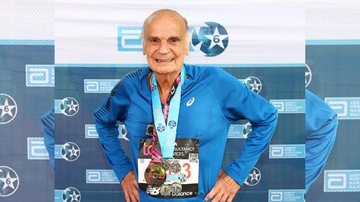 Drazio Varella completou seis das maiores maratonas do mundo e conquistou a Six Star Medal Drauzio Varella Drauzio Varella, idoso, sorrindo para a foto com suas medalhas - Reprodução