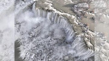 Vídeos que circulam pelas redes sociais mostram as famosas cataratas cobertas de gelo Impressionante: Frio extremo nos EUA congela parte das Cataratas do Niágara | VÍDEO Cataratas do Niágara congeladas - Reprodução/Redes Sociais