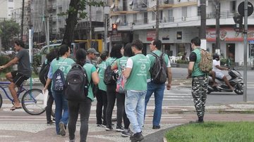 Agentes atuam na cidade de Santos para combater o mosquito AGENTES DE SAÚDE Pessoas concentradas na calçada - Prefeitura Municipal de Santos
