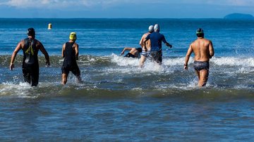A travessia promete disputas e superação Aquatlon Nadadores entrando no mar - Divulgação/Prefeitura de Bertioga