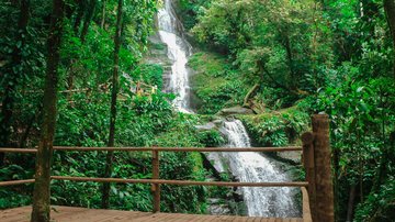 Cachoeira Três Quedas de Itanhaém é um dos pontos turísticos de maior beleza natural da cidade Itanhaém possui a primeira trilha inclusiva da Baixada Santista Queda d'água em Itanhaém - Prefeitura de Itanhaém