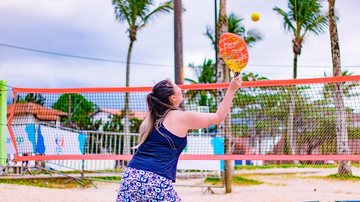 A modalidade é a combinação perfeita entre, sol, pé na areia e atividade física Beach Tennis Bertioga Beach Tennis - Divulgação/Prefeitura de Bertioga