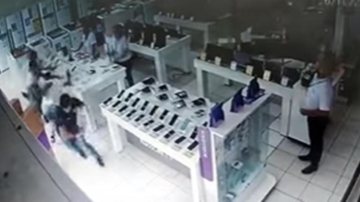 Câmeras de segurança flagram o momento em que quatro homens roubam celulares de uma loja no centro de Caraguá Homens roubam celulares em loja do centro de Caraguatatuba roubo - Foto: Divulgação/Reprodução O VALE