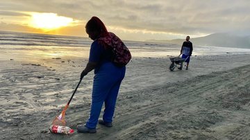 Trabalhadora limpando praia de Caraguatatuba 1 - Caraguatatuba não quer praias sujas logo após réveillon - Imagem: Divulgação / Prefeitura de Caraguatatuba