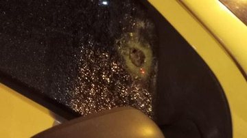 Tiro atinge vidro do carro que estava estacionado em avenida no centro de Ubatuba Carros são atingidos por tiros em avenida no centro de Ubatuba - Foto: Jornal Agito