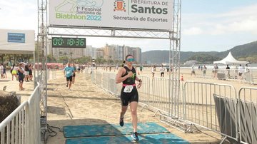 Atleta cruzando a linha de chegada 2 - Corrida e natação em praia de Santos atraem centenas de competidores - Imagem: Divulgação / Francisco Arrais / Prefeitura de Santos