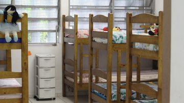Interior da nova casa de acolhimento de crianças de Cubatão Casa de Acolhimento Várias camas em um espaço para crianças - Divulgação