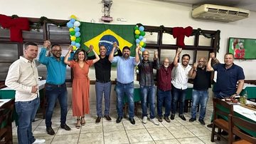 Vereadores sorrindo para a foto depois da escolha para a mesa diretora da Câmara Câmara de Cubatão Políticos felizes e de pé em frente a bandeira do Brasil - Divulgação
