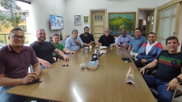 Reunião entre prefeito e vereadores de Ilhabela Após reunião, Sabesp investirá cerca de R$ 80 milhões em saneamento básico na região sul de Ilhabela reuniao - Foto: PMI