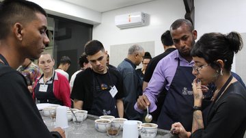 Alunos participam do curso na sede da Associação Comercial de Santos Degustação de café Alunos provam café - Fly Comunicação