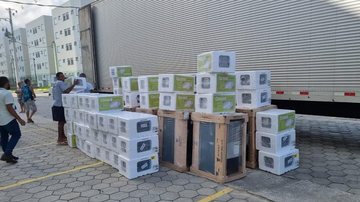 A Whirlpool, fabricante da marca Consul e também detentora das marcas Brastemp e KitchenAid, realizou a doação nesta quinta-feira (23) Fabricante de eletrodomésticos doa mais de 200 equipamentos para famílias do Litoral Norte de SP Eletrodomésticos doados - Daniel Vorley/CDHU