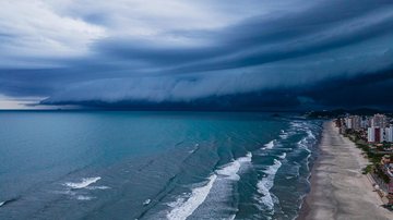 Nuvem gigante pode provocar ventania forte com risco de tornado NUVEM PRATELEIRA Orla de Itanhaém com nuvens enormes - Nicolas Schukkel