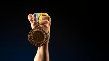 O valor máximo do benefício é de R$ 1 mil para cada contemplado Medalha de ouro Uma mão segurando uma medalha de ouro (primeiro lugar) - Divulgação