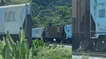 Criminoso furtou as cargas do trem em movimento junto com seus comparsas Homem caído Homem no chão após cair de trem em movimento - Reprodução